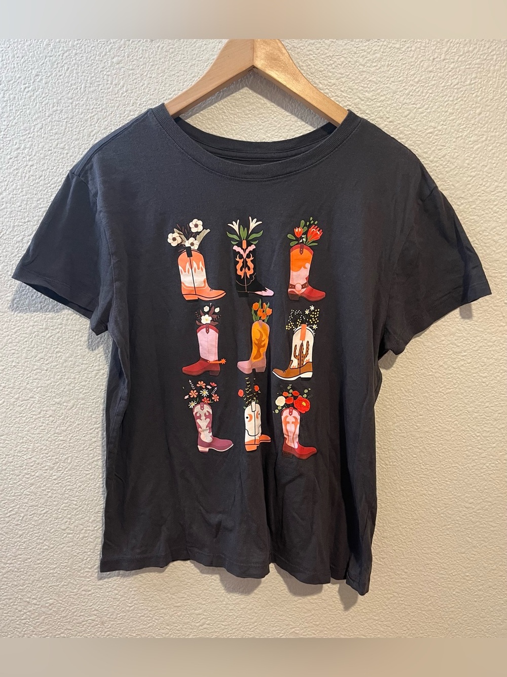 Doe Cowgirl Boots Flower Graphic Brushed 100% Cotton Tee Size Medium